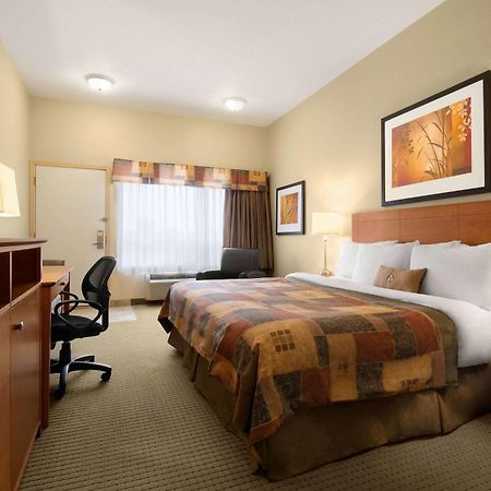 รามาดา บาย วินด์แฮม เดรย์ตัน แวลเลย์ Hotel Drayton Valley ภายนอก รูปภาพ