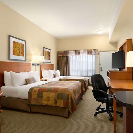 รามาดา บาย วินด์แฮม เดรย์ตัน แวลเลย์ Hotel Drayton Valley ภายนอก รูปภาพ