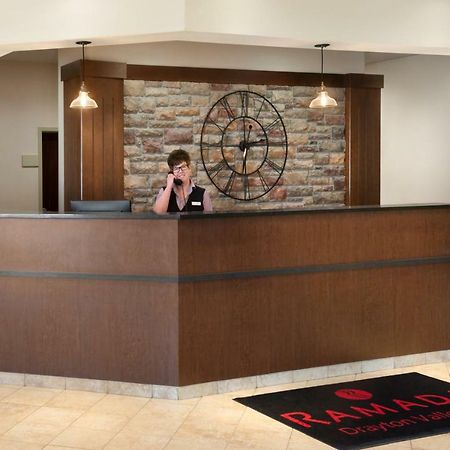 รามาดา บาย วินด์แฮม เดรย์ตัน แวลเลย์ Hotel Drayton Valley ภายนอก รูปภาพ