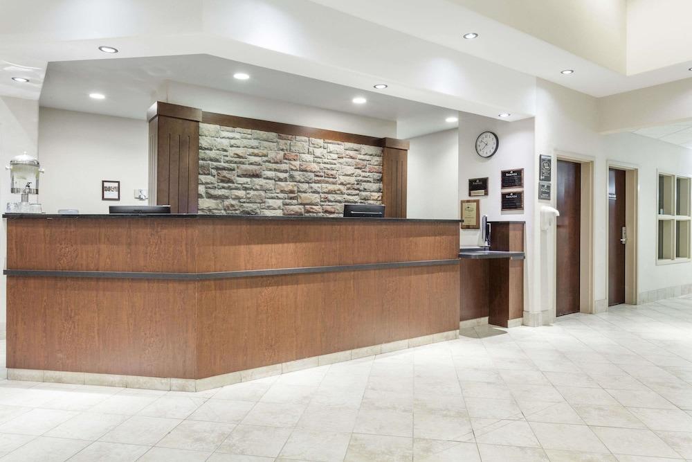 รามาดา บาย วินด์แฮม เดรย์ตัน แวลเลย์ Hotel Drayton Valley ภายนอก รูปภาพ