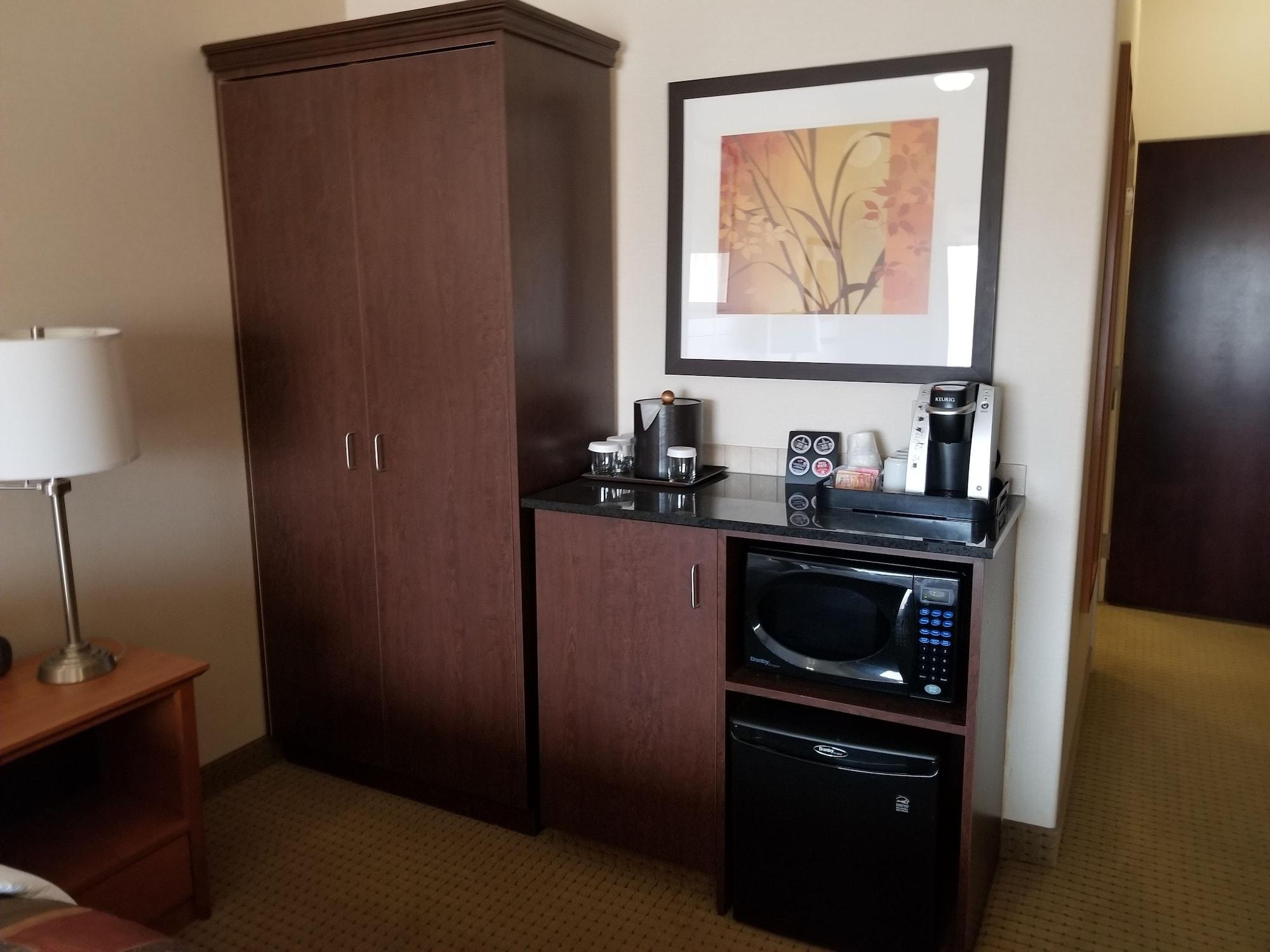 รามาดา บาย วินด์แฮม เดรย์ตัน แวลเลย์ Hotel Drayton Valley ภายนอก รูปภาพ