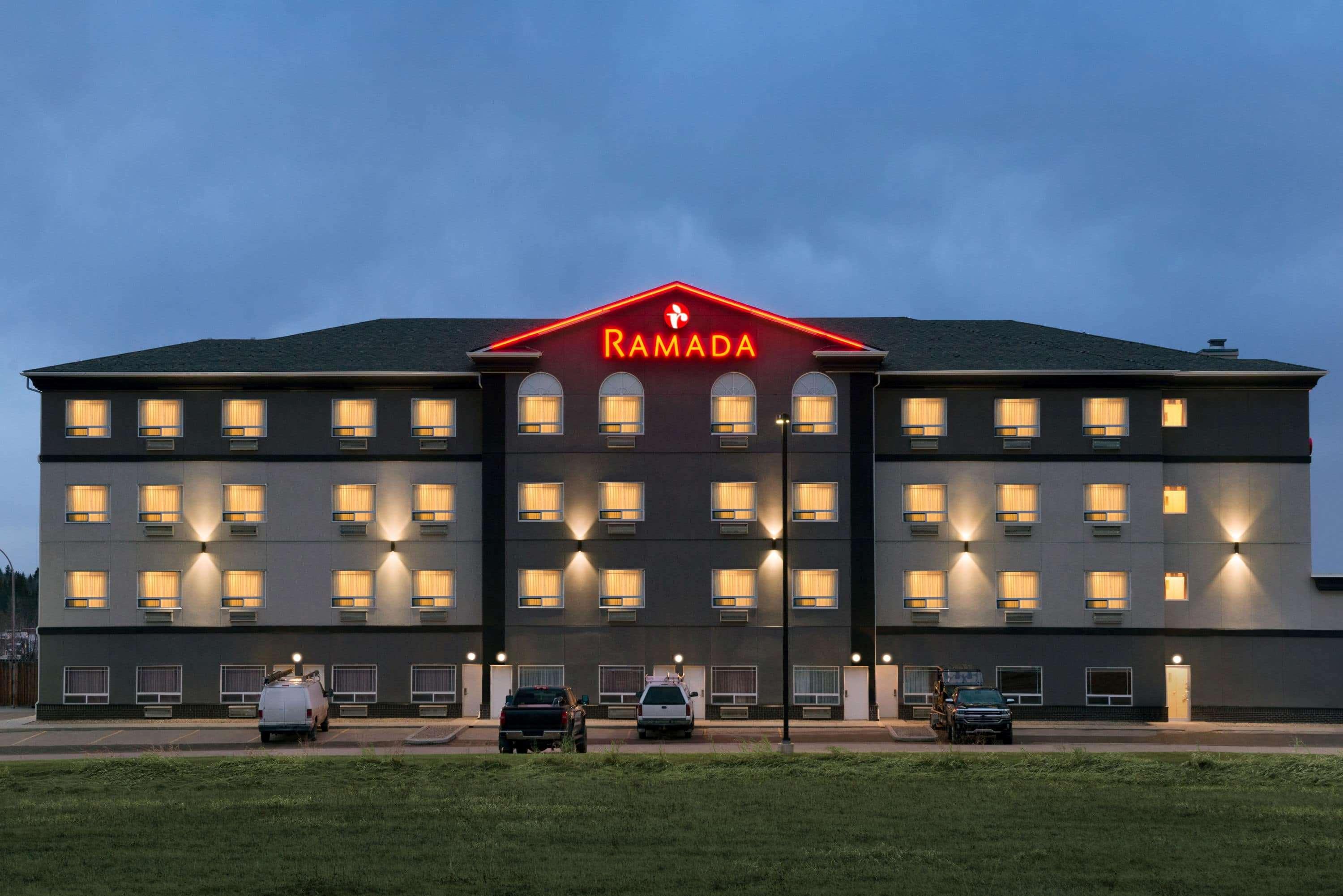 รามาดา บาย วินด์แฮม เดรย์ตัน แวลเลย์ Hotel Drayton Valley ภายนอก รูปภาพ