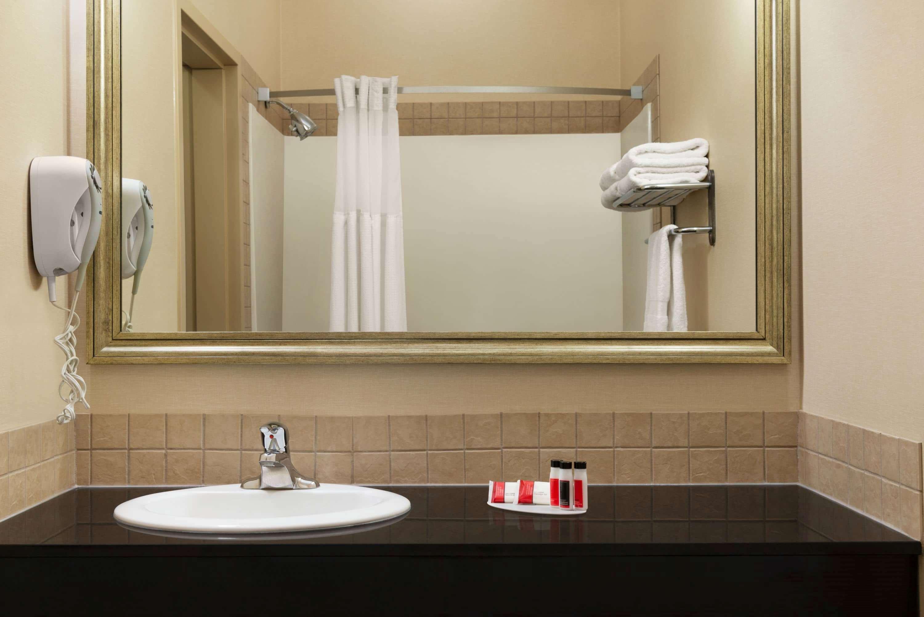รามาดา บาย วินด์แฮม เดรย์ตัน แวลเลย์ Hotel Drayton Valley ภายนอก รูปภาพ