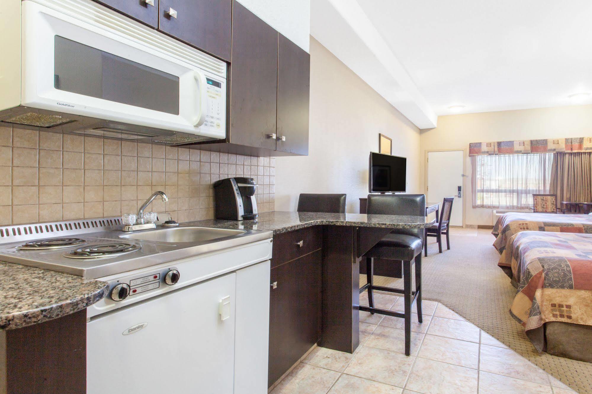 รามาดา บาย วินด์แฮม เดรย์ตัน แวลเลย์ Hotel Drayton Valley ภายนอก รูปภาพ