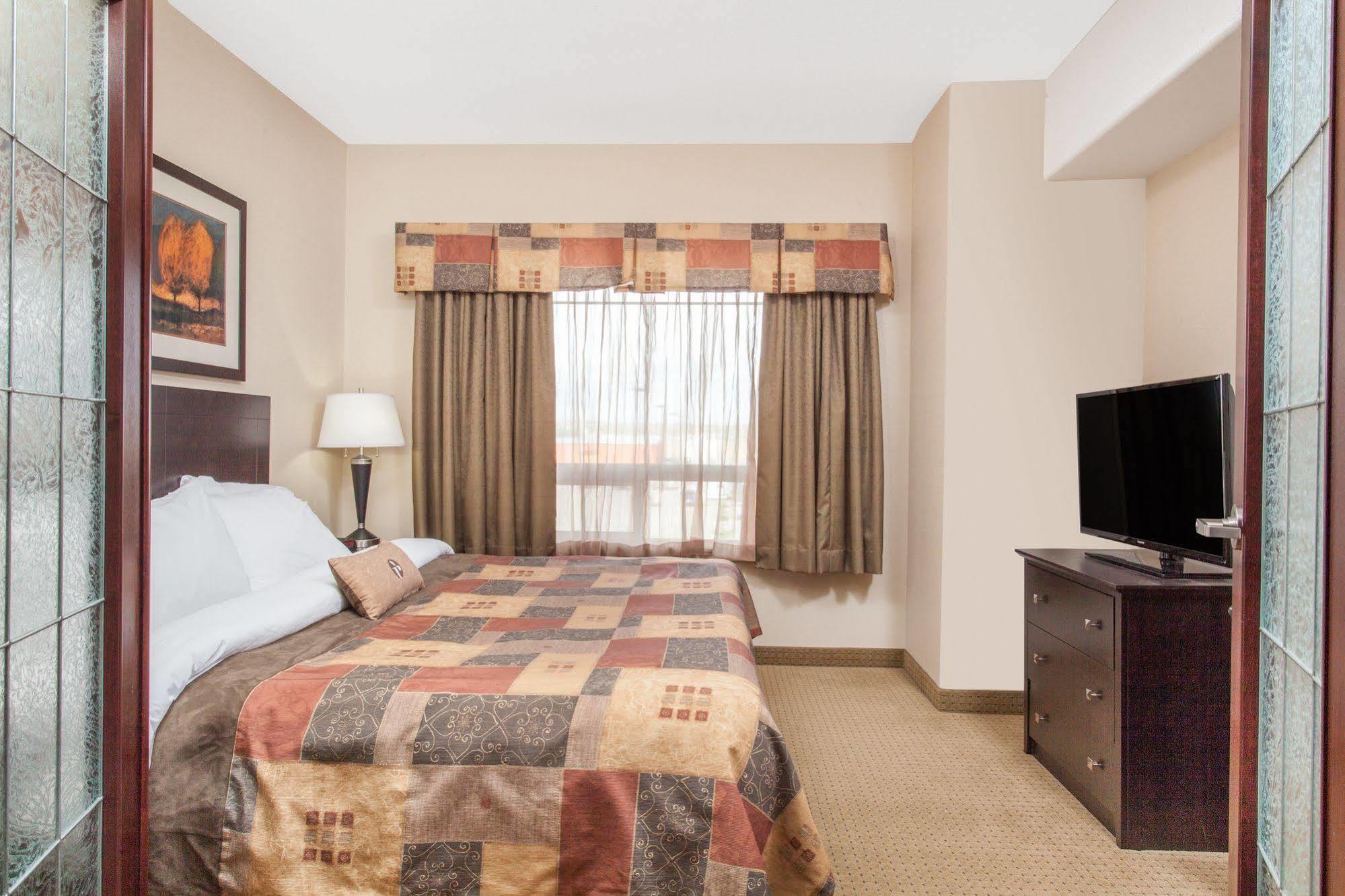 รามาดา บาย วินด์แฮม เดรย์ตัน แวลเลย์ Hotel Drayton Valley ภายนอก รูปภาพ