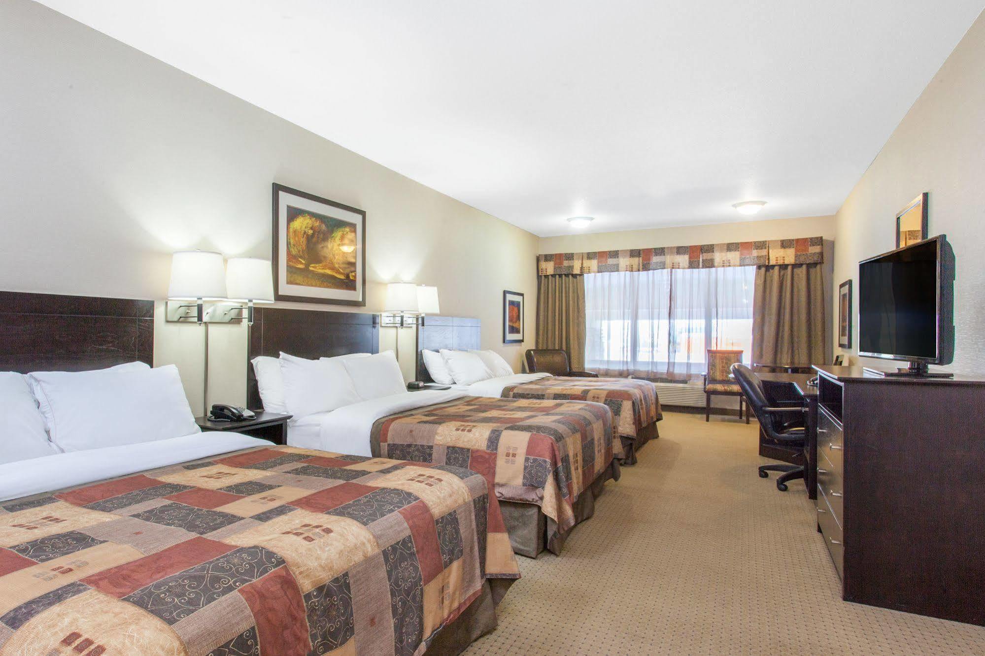 รามาดา บาย วินด์แฮม เดรย์ตัน แวลเลย์ Hotel Drayton Valley ภายนอก รูปภาพ